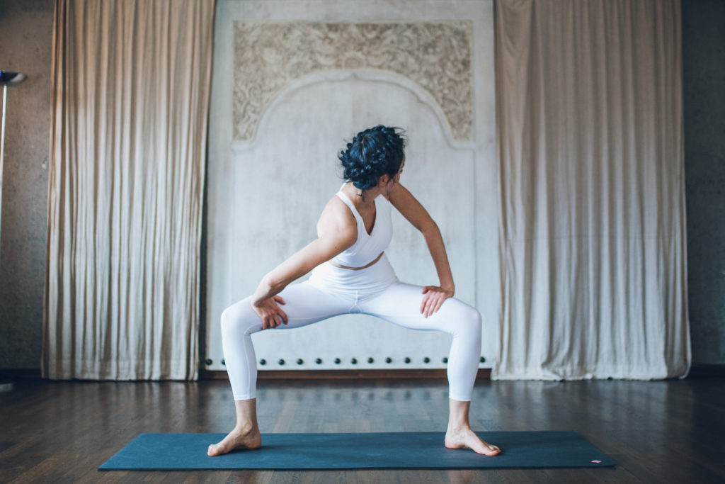 Bhujapidasana (Shoulder-Pressing Pose): Meaning, Steps, Benefits - Fitsri  Yoga